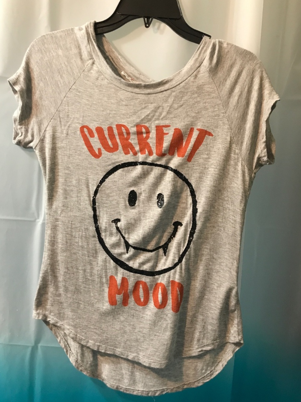 I ❤️ Closet LA- Vampire "Current Mood Smiley" Sparkly T-shirt - sz Small - gray